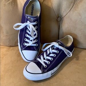 Converse low cut Chuck Taylor’s. Women’s size 8